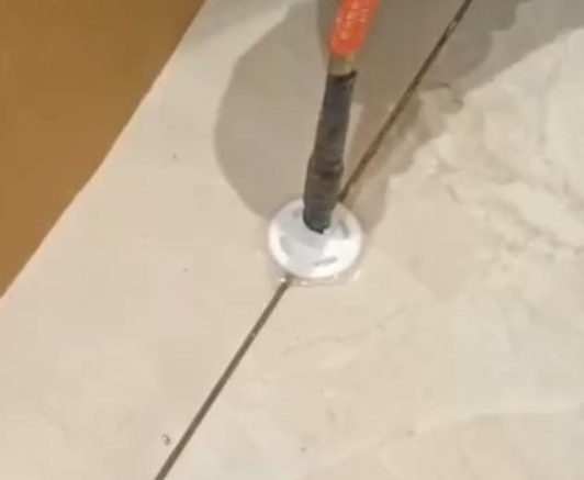 宁国瓷砖空鼓维修公司专业解答瓷砖在铺贴过程中，如果没有涂抹均匀到位的粘结材料（如水泥砂浆或瓷砖胶），可能会导致以下问题